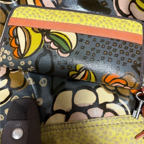 Chic Floral Shoulder Bag - Yellow and Brown 3 piece Key-Per Fossil Set Like New - Picture 11 of 16